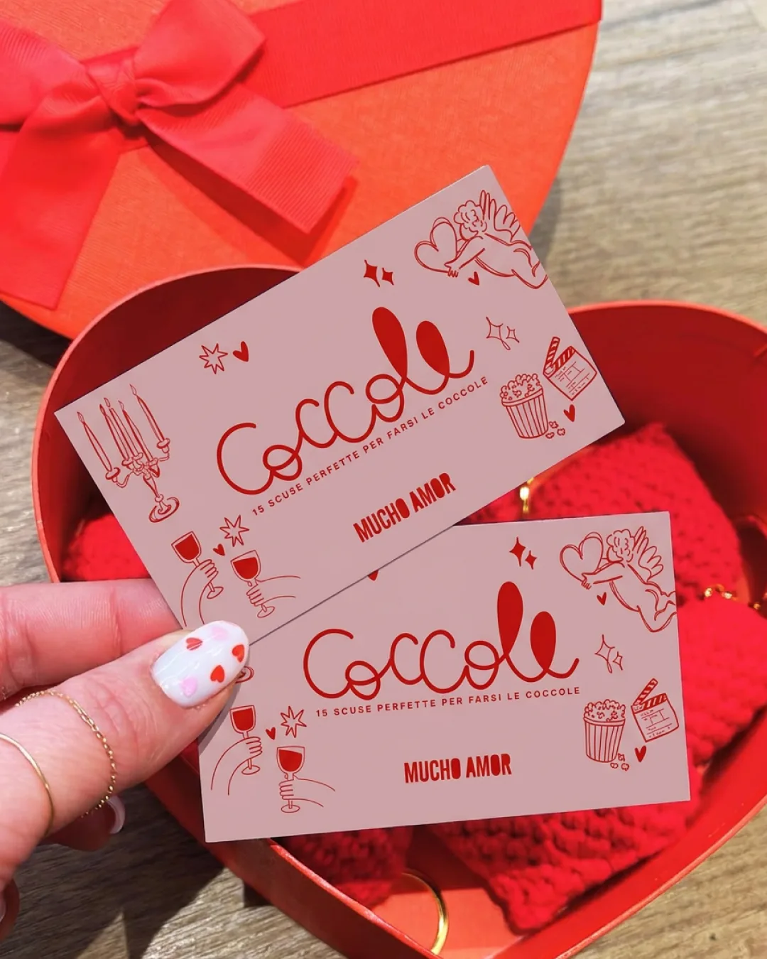 Coccole Mucho Amor, pass per la coppia: regalo romantico, due biglietti in una scatola rossa a forma di cuore