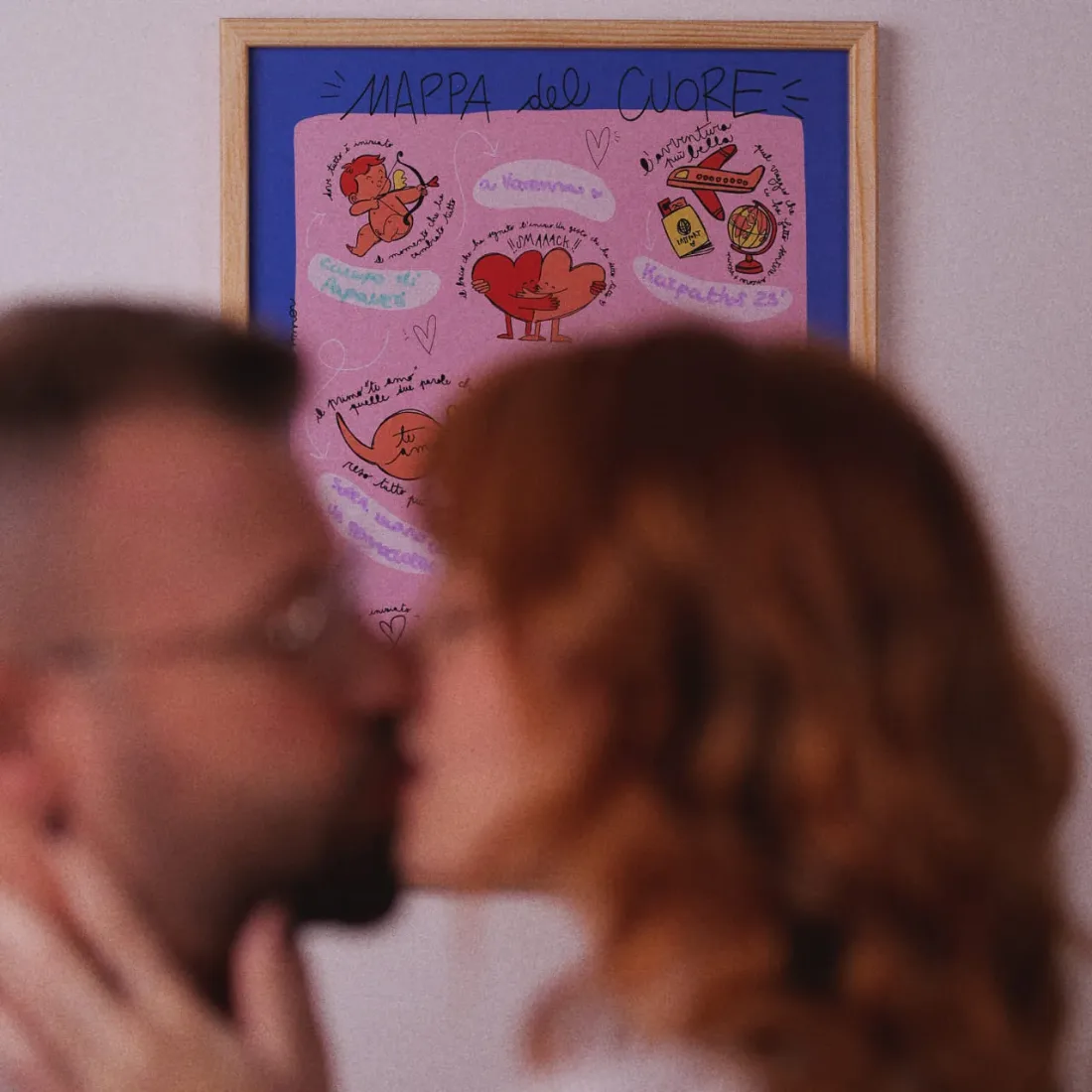 Mappa del Cuore Mucho Amor, regalo di anniversario appeso alla parete, con una coppia che si bacia