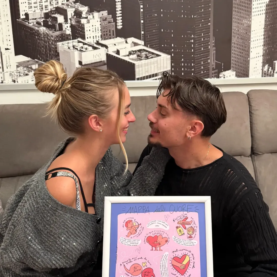 Mappa del Cuore Mucho Amor, regalo per la coppia: due innamorati sul divano con la mappa